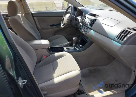 2005 Toyota Camry Le z USA, uszkodzony, nr VIN 4T1BE32K05U094290